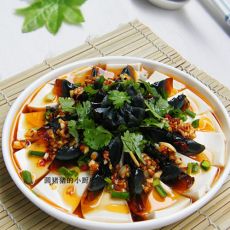 香辣皮蛋拌豆腐的做法步骤